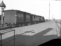 151280 Afbeelding van een trein langs het perron van het N.S.-station Aalsmeer te Aalsmeer.